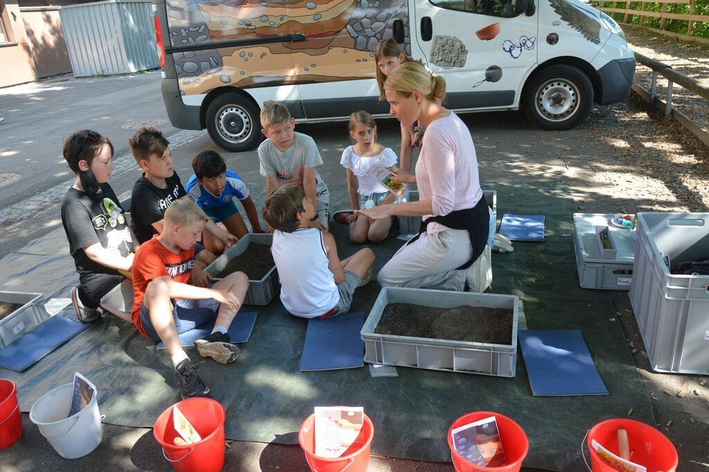 Junge Archäologen auf dem Lustenauer Schulhof