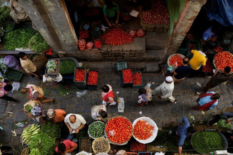 Corona-Maßnahmen gelockert: Die Menschen im indischen Neu-Delhi kaufen wieder auf dem Gemüsemarkt ein. reuters
