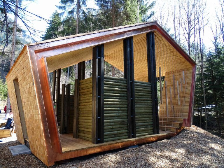 Der außergewöhnliche Holzbau der Klangraststätte Hellwald verfügt über ein einfaches Stecksystem, mit dem man die Wände aufziehen kann, sowie Klanghölzer an der Seite. Stadt Bludenz