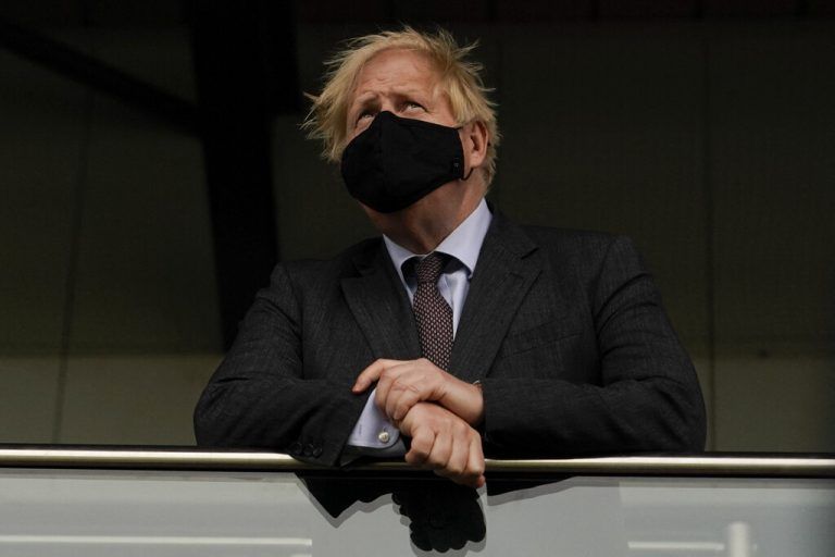 Der britische Premierminister Boris Johnson besucht ein temporär eingerichtetes Impfzentrum im StoneX-Stadion in London. AFP