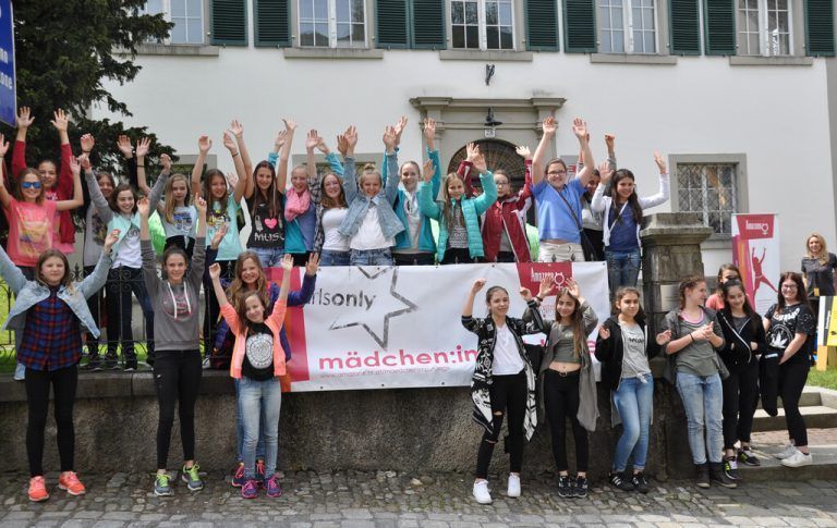 Besucherinnen* und Mitarbeiterinnen* hoffen auf perfektes Wetter für die Tour.