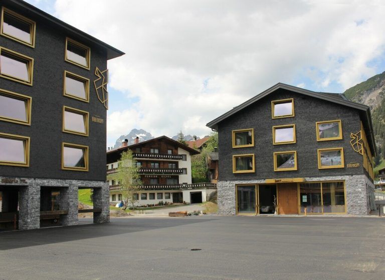 Die beiden Hotelkomplexe im Süden und Westen und das 2004 eröffnete Mehrzweckgebäude im Osten umfassen den neuen Dorfplatz. <span class="copyright">stp</span>