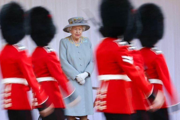 Die britische Königin Elizabeth II. verfolgt auf Schloss Windsor eine militärische Zeremonie anlässlich ihres offiziellen Geburtstags. AFP