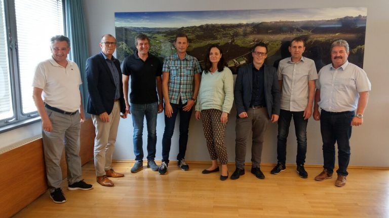 Die Bürgermeister Gert Mayer (Satteins), Walter Gohm (Frastanz), Bauamtsleiter Robert Hartmann (Frastanz), Mitarbeiter der Baurechtsverwaltung Philipp Szolga, Juristin Andrea Volderauer-Haidegger sowie die Bürgermeister Simon Lins (Schnifis), Michael Ammann (Röns) und Gerold Mähr (Düns). <span class="copyright">Marktgmeinde Frastanz</span>