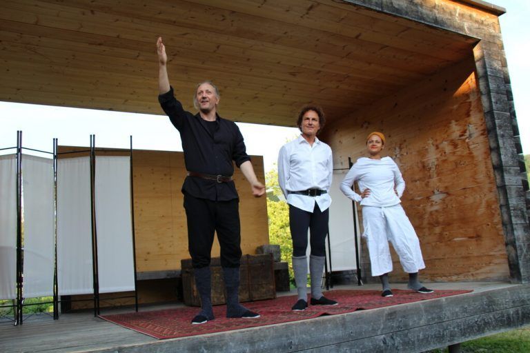 Die Compagnie Tá Panta Rhei – in diesem Stück bestehend aus Andreas Simma, Roman Maria Müller und Adriana Salles – auf der Bühne im bugo-Garten.<span class="copyright">Heilmann</span>