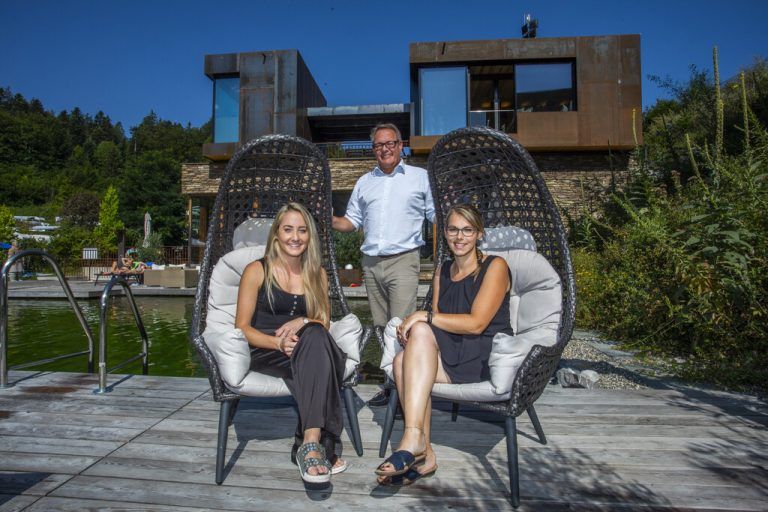 Die Familie Morik vom Alpencamping Nenzing: KMU-Preisträger 2020 (mit Juror Christoph Gerster).vn
