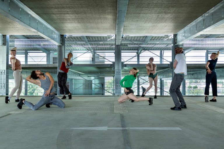 Die Künstler von Liquid Loft mit „Stand Alones“.spielboden