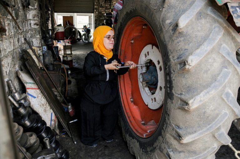 Die Mechanikerin Amal Zanaty repariert das Rad eines Traktors in einer Garage in Kafr El-Sheikh, Ägypten. reuters