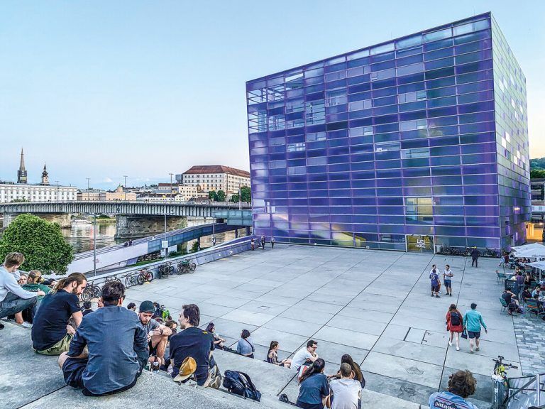 Die Stiege hinter dem Ars Electronica Center ist abends ein beliebter Treffpunkt.
