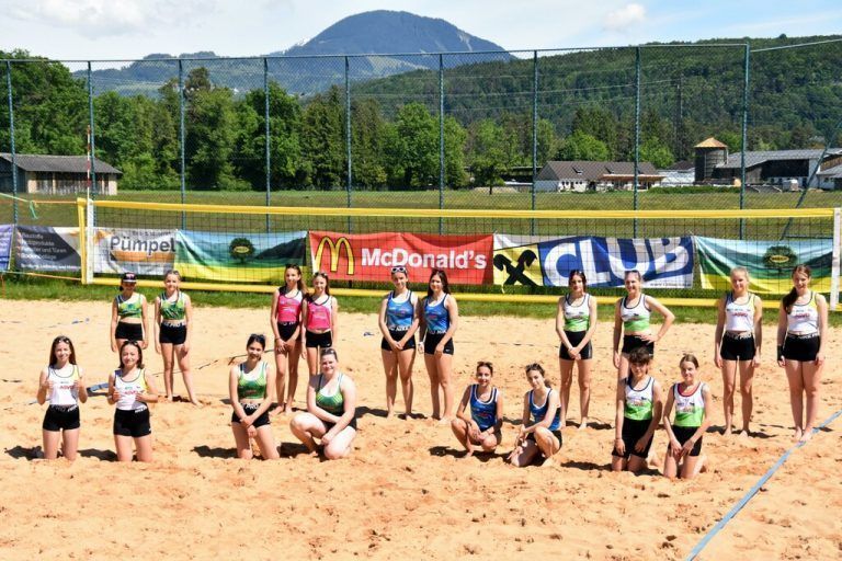Die Teams der Stadtmeisterschaft, die sich bei den ersten Turnieren der ASVÖ-Beachtour West gemessen haben.<span class="copyright">Schuler</span>