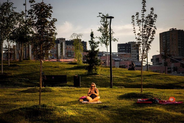 Diese Frau genießt einen sommerlich-heißen Tag in einem Park in der russischen Hauptstadt Moskau. AFP