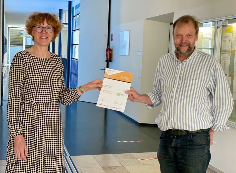 Dir. Claudia Vögel und Ökoprofit-Beauftragter Johannes Mühlbacher freuen sich über die erneute Zertifizierung als Ökoprofit-Schule.HTL Bregenz