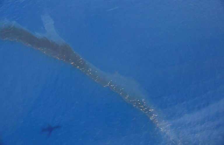 Ein 35 Kilometer langer Ölteppich treibt vor Korsikas Küste.AFP
