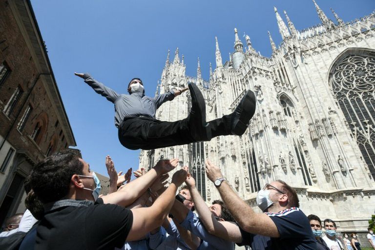 Ein katholischer Priester wird nach der Weihezeremonie von Freunden und Familie vor dem Dom im italienischen Mailand groß gefeiert. AFP