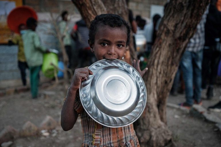 Ein Kind, das vor der Gewalt im äthiopischen Tigray floh, wartet in einem Lager in der Stadt Mekele auf das einzige Mahl des Tages. AFP