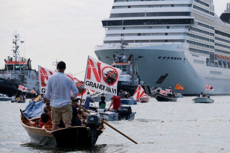 Ein Kreuzfahrtschiff hat unter lauten Protesten in Venedig abgelegt. Reuters