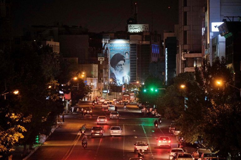 Ein riesiges Banner in Teheran zeigt Ayatollah Ali Khamenei, das geistliche und politische Oberhaupt des Irans. AFP