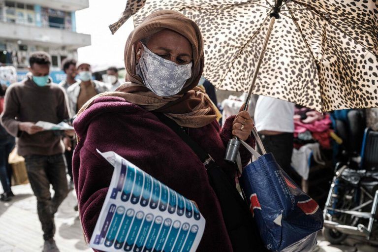 Eine Frau studiert in Addis Abeba, Äthiopien, einen Bericht, in dem die antretenden Parteien bei der Wahl im Juni vorgestellt werden. AFP