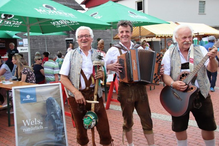 <p class="caption">Endlich wieder Livemusik auf dem Wolfurter Wochenmarkt.</p><p class="caption"/>