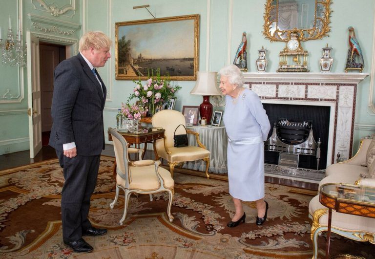 Erstmals seit Beginn der Pandemie empfing Queen Elizabeth II. den britischen Premier Boris Johnson zu einer persönlichen Audienz. AFP