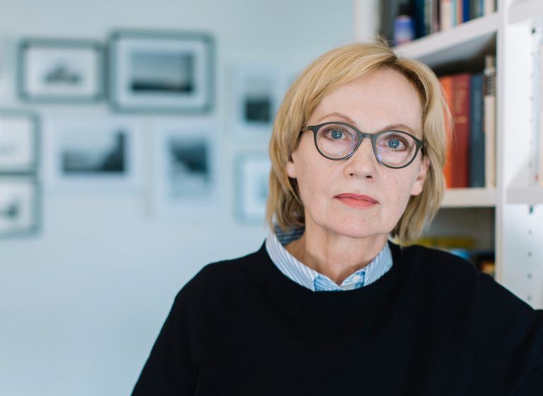 Eva Schmidt zog als Inspiration und Grundlage für ihren Text das Foto „The Disturbance“ des amerikanischen Fotografen Gregory Crewdson (oben links) heran. Lisa Mathis