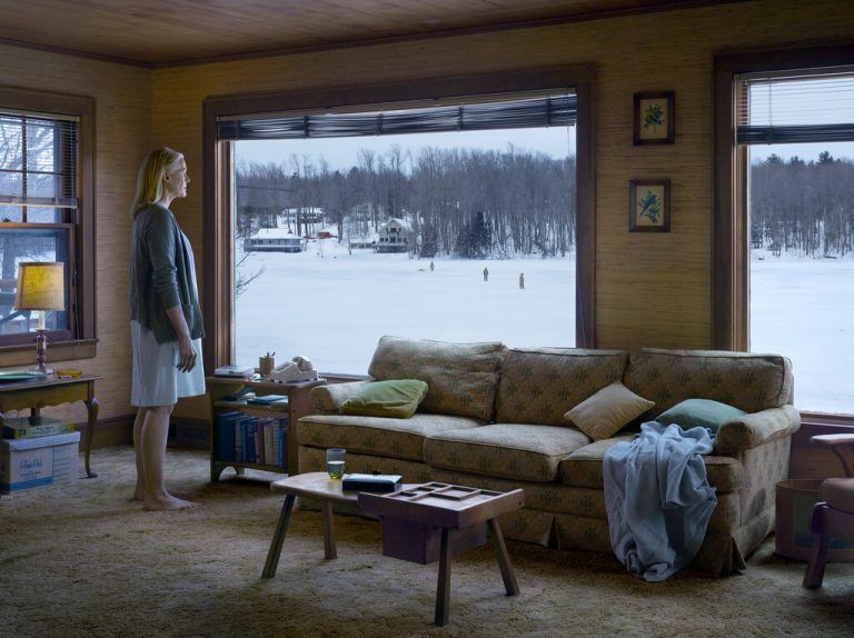 Eva Schmidt zog als Inspiration und Grundlage für ihren Text das Foto „The Disturbance“ des amerikanischen Fotografen Gregory Crewdson (oben links) heran. Lisa Mathis