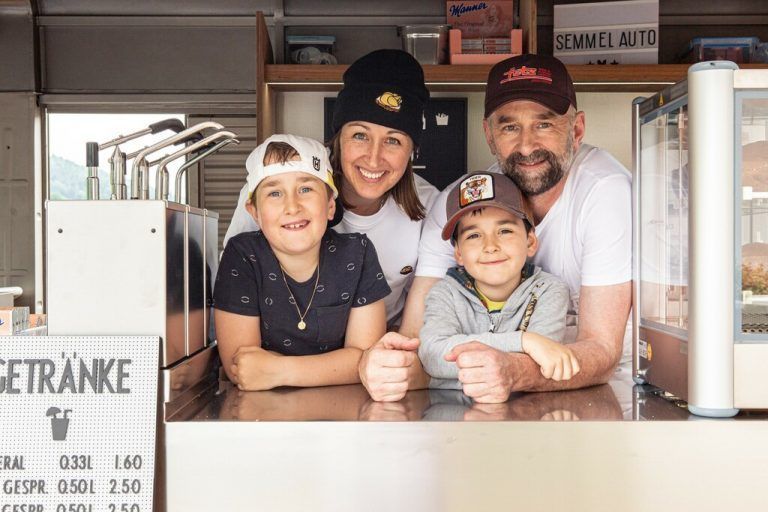 Familie Fetz bietet Leberkässemmeln aus dem Foodtruck an.R. Schneider