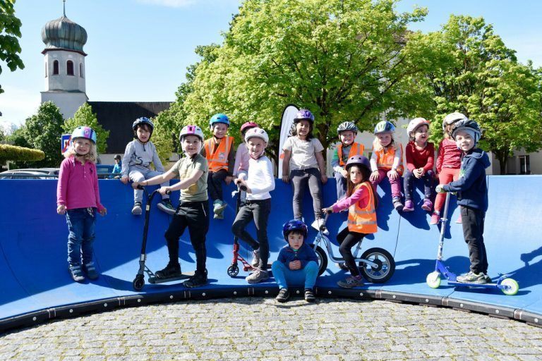 Die "Grüne Gruppe" des Kindergartens Brederis hat die Pumptrackbahn unsicher gemacht. <span class="copyright">Marktgemeinde</span>