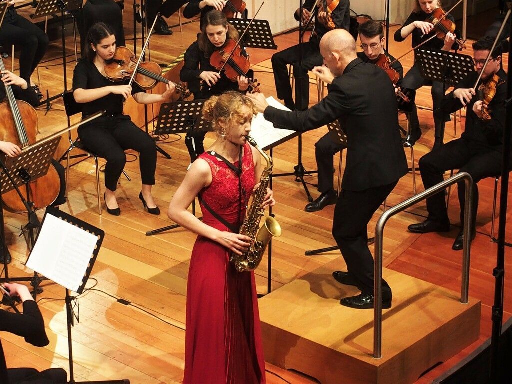 Das Orchester des Landes­konservatoriums begeisterte mit Preisträgerinnen. »D6