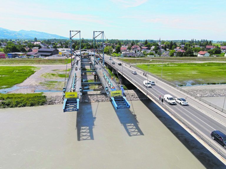 Eine Brücke streckt sich vor