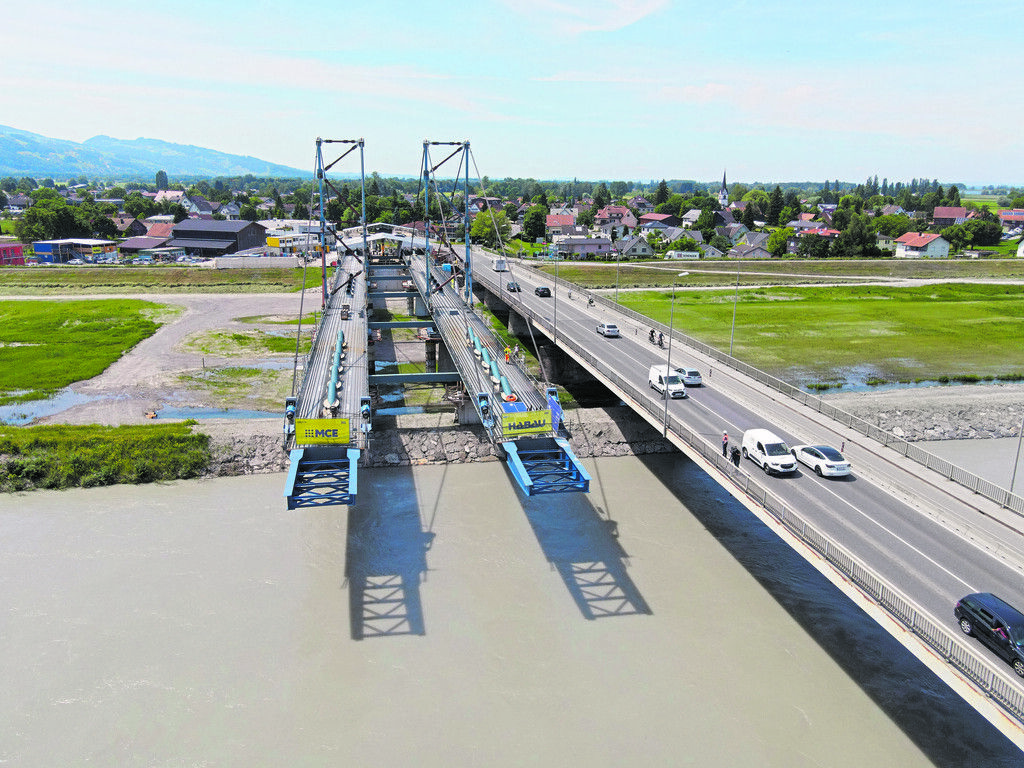 Eine Brücke streckt sich vor