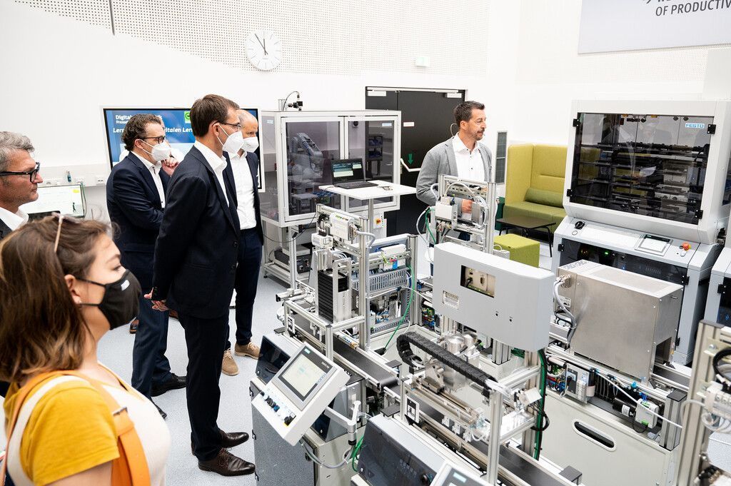 Digitale Lernfabrik für Fachkräfte geht in Betrieb. »D1