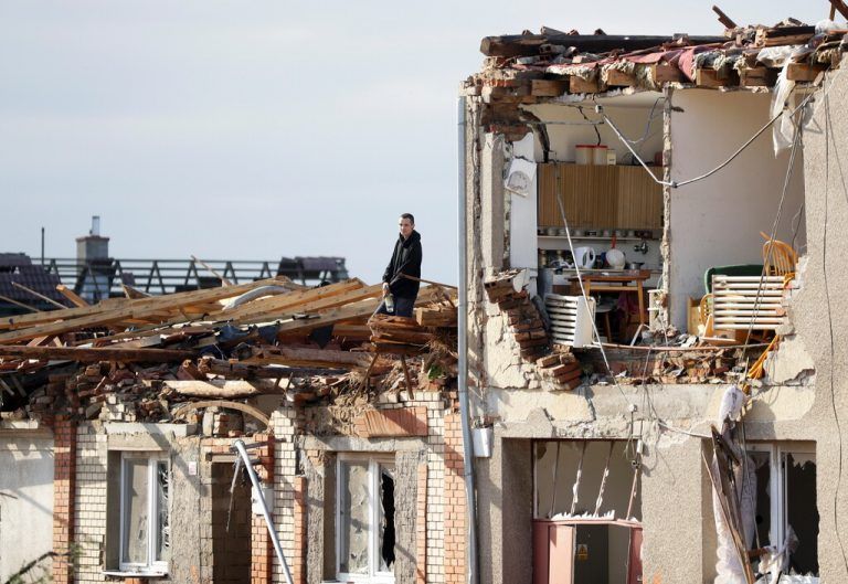 Tornado zieht Spur der Verwüstung