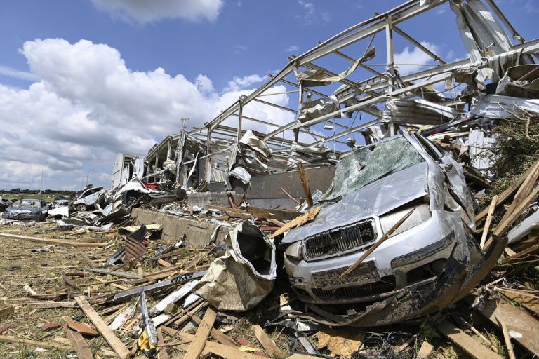 Tornado zieht Spur der Verwüstung