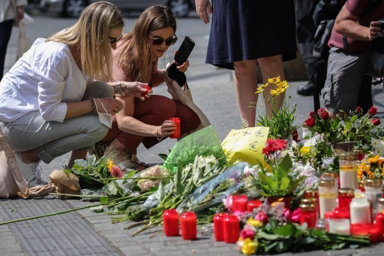 Für die Opfer werden Blumen niedergelegt und Kerzen angezündet. AFP