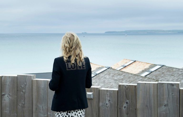 First Lady Jill Biden trug am Rande des Treffens mit Boris Johnson und seiner Frau Carrie einen Blazer mit der Aufschrift 