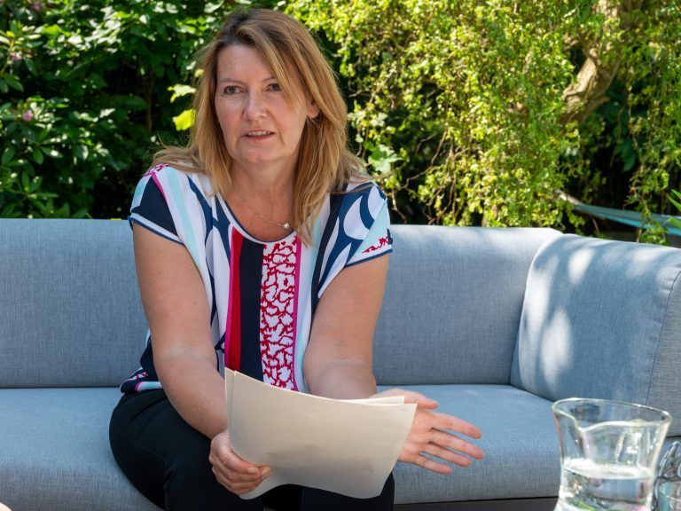 Karina Lechtaler kämpft seit Jahren für eine Entlastung der L 203. VN/Lerch