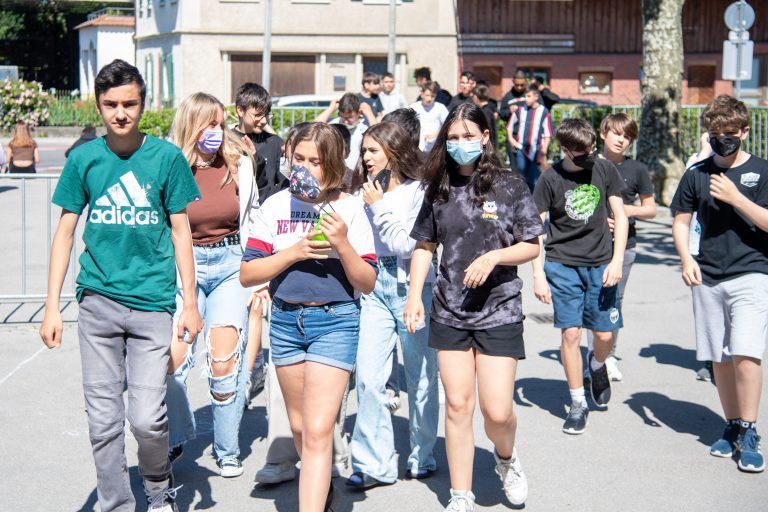 Kurz vor Betreten des Gebäudes ist die Maske wieder an. Die Schüler der MS Lustenau-Rheindorf zeigen große Disziplin. <span class="copyright">VN/Lerch</span>