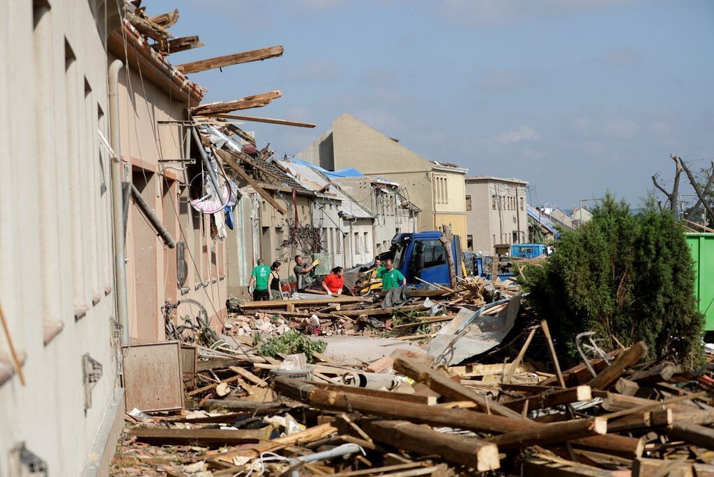 Gefährliche Aufräumarbeiten nach Tornado-Katastrophe