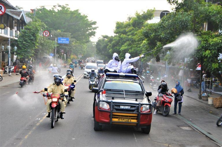 Gesundheitsmitarbeiter desinfizieren eine Straße in Surakarta, Indonesien. Die Covid-Zahlen sind in dem Land zuletzt wieder angestiegen. AFP