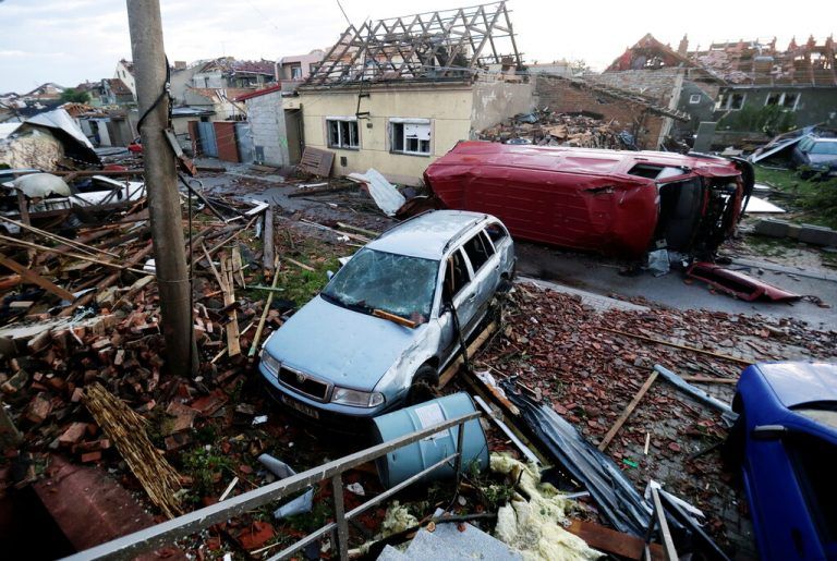 Häuser wurden zerstört, Dächer abgedeckt, Autos um her geschleudert. RTS