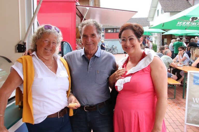 <p class="caption">Hilde und Othmar Meusburger mit Dagmar Hörburger.</p><p class="caption"/>