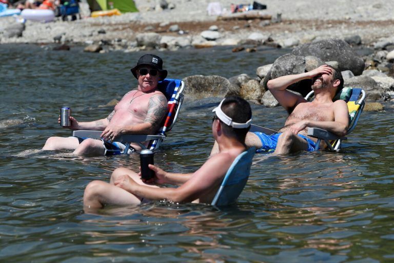 Hitzegeplagte suchen Abkühlung im Alouette-See in British Columbia. RTS