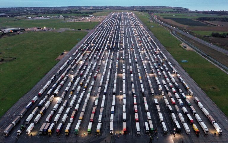 Im Dezember steckten Tausende Lkw-Fahrer in England fest: Grund waren die Grenzschließungen in Frankreich. afp