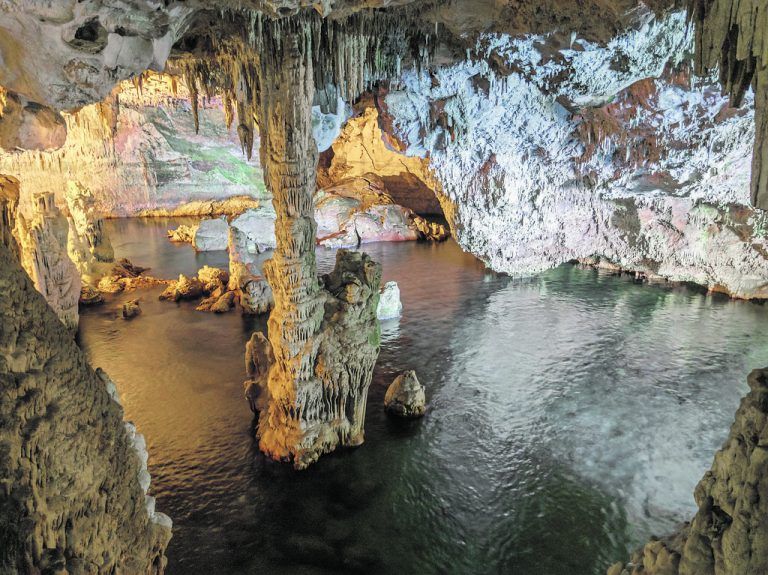 Im Inneren der Grotte kommt man schon nach kurzer Zeit zu einem Salzsee. Shutterstock