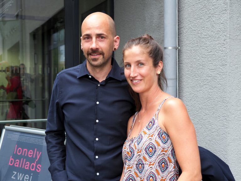 Im Publikum: Tänzerin Silvia Salzmann mit Manuel.