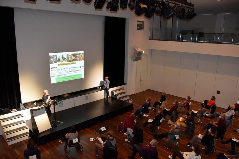 Im Vinomnasaal fiel mit einem öffentlichen Vortrag der Startschuss für die Entwicklung eines neuen Sozialleitbilds.<span class="copyright">Marktgemeinde</span>