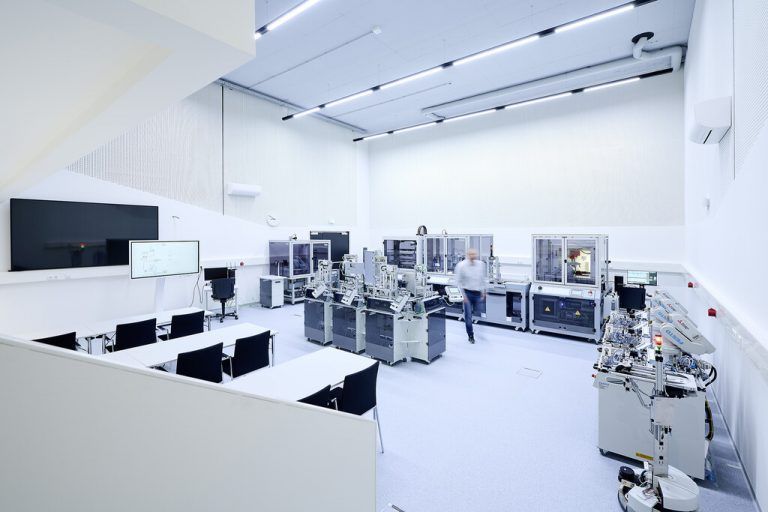 In der Digitalen Lernfabrik können Fachkräfte ihre Kompetenzen verbessern. hagen, serra