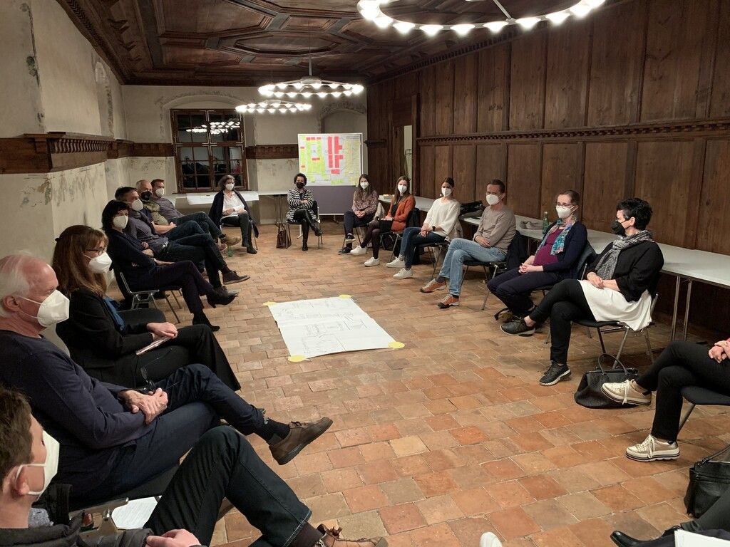 Schritt für Schritt der Krise entgegen