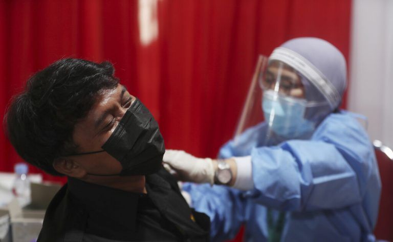 In der Stadt Bekasi in Indonesien wird ein Mann mit dem AstraZeneca-Vakzin gegen Corona geimpft. AP